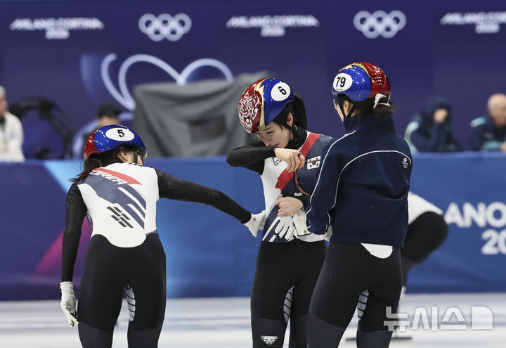 [밀라노=뉴시스] 김근수 기자 = 쇼트트랙 최민정과 이소연이 11일(현지시간) 이탈리아 밀라노 아이스 스케이팅 아레나에서 훈련 도중 김길리의 상태를 확인하고 있다. 2026.02.11. ks@newsis.com