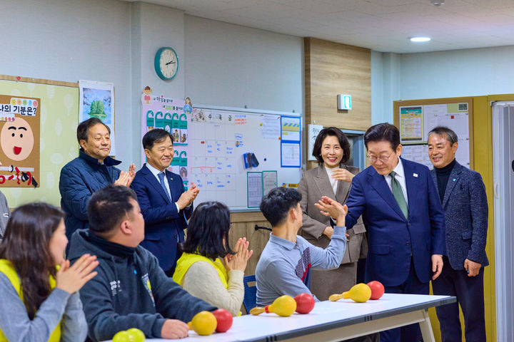 [서울=뉴시스] 최동준 기자 = 이재명 대통령과 김혜경 여사가 11일 충북장애인종합복지관을 방문해 음악치료 프로그램 참석자들과 인사하고 있다. (사진=청와대 제공) 2026.02.11. photo@newsis.com *재판매 및 DB 금지