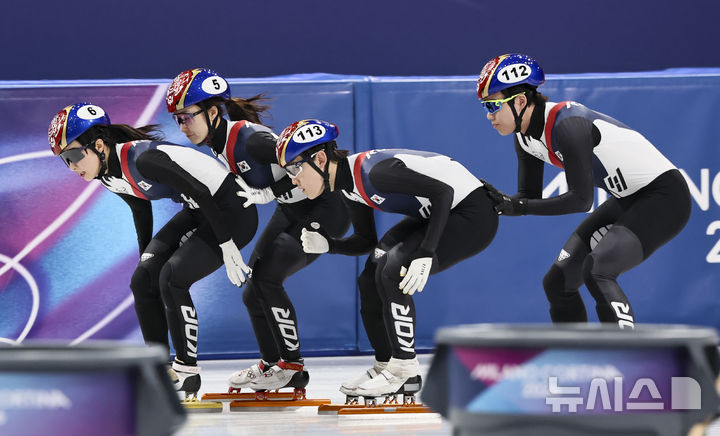 [밀라노=뉴시스] 김근수 기자 = 쇼트트랙 김길리(왼쪽부터)와 최민정, 임종언,이준서가 11일(현지 시간) 이탈리아 밀라노 아이스스케이팅 아레나에서 계주 훈련을 하고 있다. 2026.02.11. ks@newsis.com