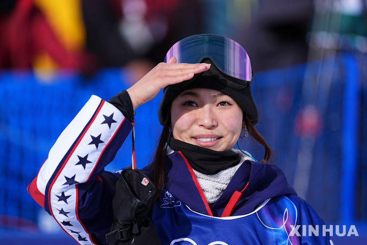 [리비뇨=신화/뉴시스] 클로이 김(미국)이 11일(현지시간) 이탈리아 리비뇨 스노파크에서 열린 2026 밀라노·코르티나 담페초 동계올림픽 스노보드 여자 하프파이프 예선전에서 자신의 기록을 확인하고 있다. 클로이 김은 90.25점을 기록해 전체 1위로 결선에 진출했다. 2026.02.12.