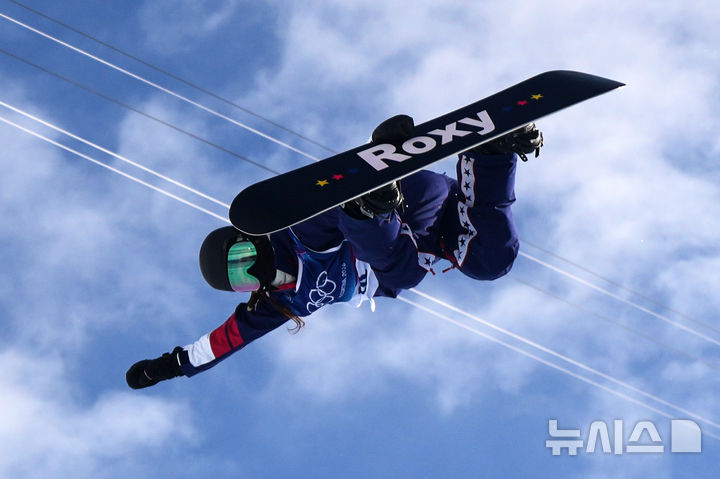 하늘 높이 날아오른 클로이 김, 스노보드 하프파이브 전체 1위로 결선 진출 [뉴시스Pic]