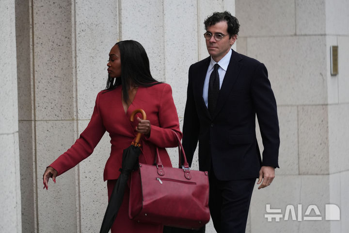 [로스앤젤레스=AP/뉴시스] 아담 모세리 인스타그램 최고경영자(CEO, 오른쪽)가 메타와 구글을 상대로 제기된 '청소년 SNS 중독' 소송 심리에 출석하기 위해 11일(현지시간) 미 캘리포니아주 로스앤젤레스 카운티 고등법원에 들어가고 있다. 2026.02.11. photo@newsis.com