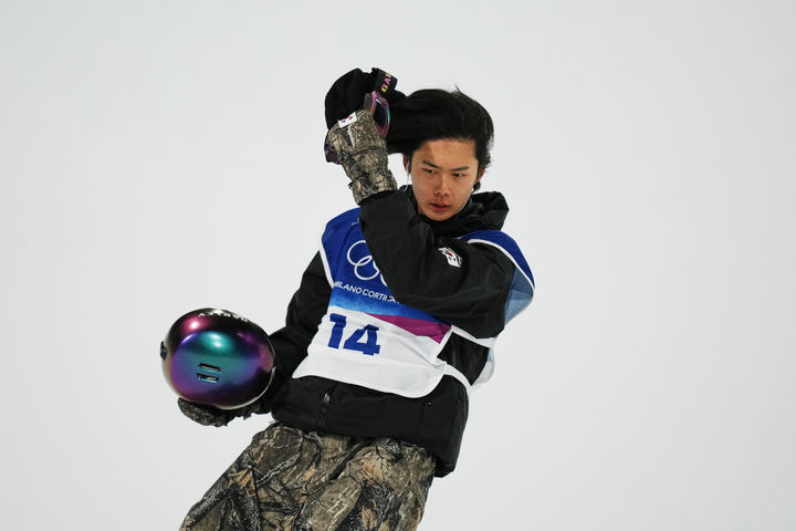 [리비뇨=신화/뉴시스] 이지오가 11일(현지 시간) 이탈리아 리비뇨 스노파크에서 열린 2026 밀라노·코르티나 담페초 동계올림픽 스노보드 남자 하프파이프 예선전에서 경기를 마무리하고 있다. 이지오는 74.00점을 기록해 전체 13위로 아쉽게 결선에 오르지 못했다. 2026.02.12.