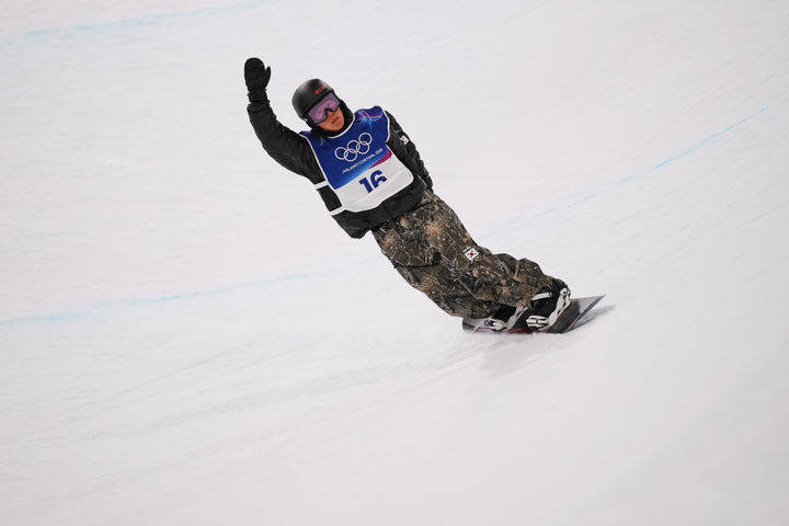 [리비뇨=AP/뉴시스] 이채운이 11일(현지시간) 이탈리아 리비뇨 스노파크에서 열린 2026 밀라노·코르티나담페초 동계올림픽 스노보드 남자 하프파이프 예선 경기를 마친 뒤 손을 흔들고 있다. 이채운은 82점을 받아 전체 9위로 결선에 진출했다. 2026.02.12.