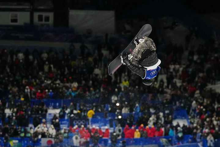 [리비뇨=신화/뉴시스] 이채운이 11일(현지 시간) 이탈리아 리비뇨 스노파크에서 열린 2026 밀라노·코르티나 담페초 동계올림픽 스노보드 남자 하프파이프 예선전에서 경기를 펼치고 있다. 이채운은 82.00점을 기록해 전체 9위로 결선에 진출했다. 2026.02.12.