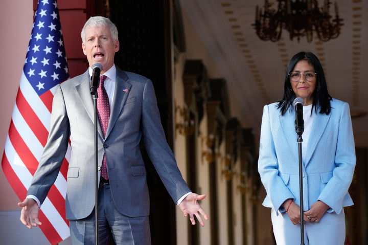 [카라카스=AP/뉴시스] 미국과 베네수엘라가 외교 및 영사 관계를 재수립하기로 합의했다고 미 국무부가 5일(현지 시간) 밝혔다. 사진은 델시 로드리게스(오른쪽) 베네수엘라 임시 대통령이 지난달 11일(현지 시간) 베네수엘라 카라카스 미라플로레스 대통령궁에서 크리스 라이트 미국 에너지부 장관과 회담 후 공동 기자회견하는 모습. 2026.02.12.