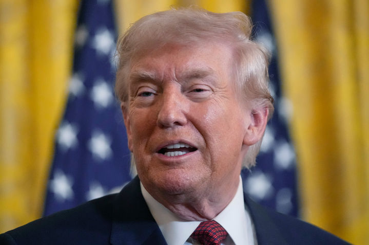 [워싱턴=AP/뉴시스]도널드 트럼프 미국 대통령이 11일(현지 시간) 미국 워싱턴DC 백악관 이스트룸에서 석탄 발전 관련 행사를 열고 연설하고 있다. 2026.02.12.