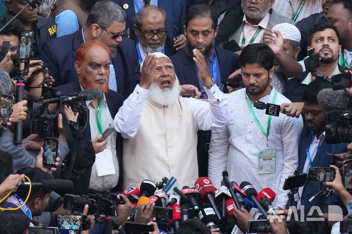 [AP/뉴시스] 자마트 에 이슬라미 당의 샤피쿠르 라만(가운데) 대표가 투표 후 언론에 연설하고 있다