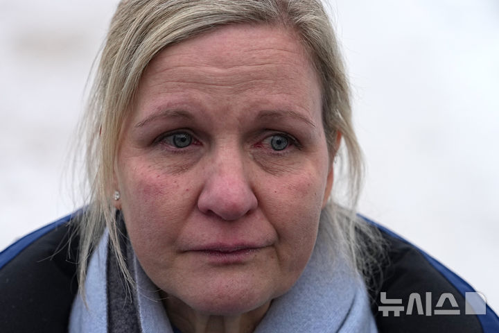 [코르티나담페초=AP/뉴시스] 커스티 코벤트리 국제올림픽위원회(IOC) 위원장이 12일(현지 시간) 이탈리아 코르티나담페초 코르티나 슬라이딩 센터에서 취재진과 인터뷰를 하고 있다. 2026.02.13.