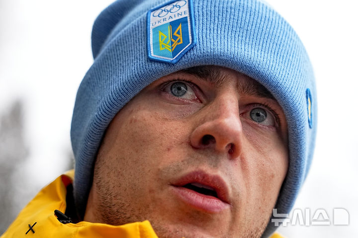 [코르티나담페초=AP/뉴시스] 우크라이나 스켈레톤 선수 블라디슬라프 헤라스케비치가 12일(현지 시간) 이탈리아 코르티나담페초 코르티나 슬라이딩 센터에서 취재진과 인터뷰를 하고 있다. 헤라스케비치는 러시아와 전쟁에서 희생된 사람들의 사진이 담긴 추모 헬멧을 착용하고 경기에 나서려다 출전 금지를 당했고, 우크라이나 정부는 그에게 '자유 훈장'을 수여했다. 2026.02.13.