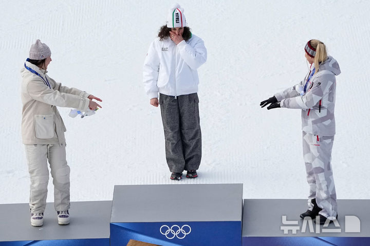 [코르티나담페초=AP/뉴시스] 12일(현지 시간) 이탈리아 코르티나담페초의 토파네 알파인 스키 센터에서 열린 2026 밀라노·코르티나담페초 동계올림픽 알파인 스키 여자 슈퍼 대회전에서 우승을 차지한 페데리카 브리뇨네(가운데·이탈리아)가 시상대에 오를 준비를 하고 있다. 은메달리스트 로만 미라돌리(왼쪽·프랑스)와 동메달리스트 코르넬리아 휘터(오스트리아)가 그를 소개하고 있다. 2026.02.12.
