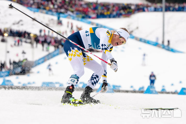 [테세로=AP/뉴시스] 스웨덴의 프리다 칼손이 12일(현지 시간) 이탈리아 테세로 크로스컨트리 스키 스타디움에서 열린 2026 밀라노·코르티나담페초 동계올림픽 크로스컨트리 스키 여자 10㎞ 프리 경기에서 결승선을 통과한 후 주저앉고 있다. 2026.02.12.