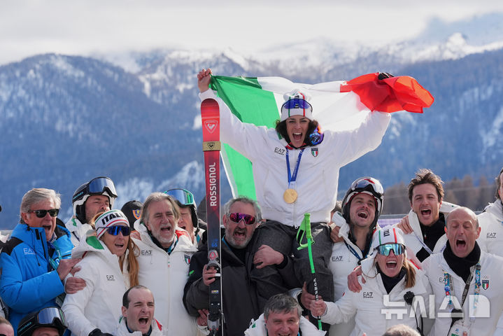 [코르티나담페초=AP/뉴시스] 페데리카 브리뇨네(가운데)가 12일(현지 시간) 이탈리아 코르티나담페초의 토파네 알파인 스키 센터에서 열린 2026 밀라노·코르티나담페초 동계올림픽 알파인 스키 여자 슈퍼 대회전에서 우승을 차지한 뒤 축하받고 있다. 2026.02.12.