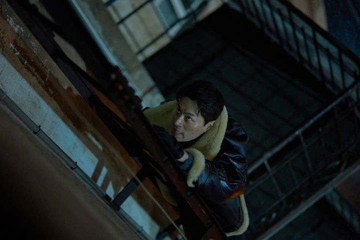 박정민 '휴민트' 1위 출발…'왕과 사는 남자' 만만찮네