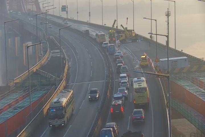 [서울=뉴시스] 12일 오전 6시2분께 서울 강서구 올림픽대로 방화대교 남단 강북방향 3차로에서 트럭 화재가 발생해 현재 도로가 일부 통제 중이다. (사진=서울시 교통정보 시스템(TOPIS) 캡처) 2026.02.12. photo@newsis.com *재판매 및 DB 금지