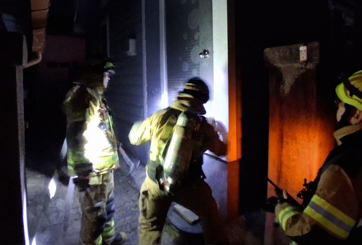 [영주=뉴시스] 영주시 가흥동 단독주택 화재를 진화하고 있다. (사진=경북소방본부 제공) 2026.02.12. photo@newsis.com *재판매 및 DB 금지