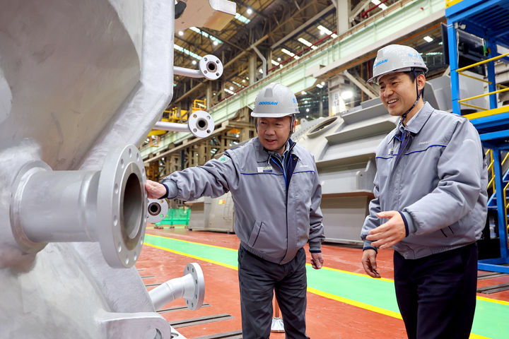 [서울=뉴시스] 박정원 두산그룹 회장이 11일 경남 창원 두산에너빌리티 사업장에서 발전용 가스터빈 제품을 살펴보고 있다. (사진=두산그룹) 2026.02.12 photo@newsis.com *재판매 및 DB 금지 *재판매 및 DB 금지