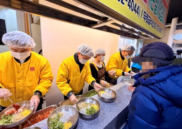 [서울=뉴시스] 아성다이소가 설을 앞두고 종로구 탑골공원 인근 원각사 무료 급식소에서 무료 배식 봉사활동을 진행했다. (사진=아성다이소 제공) *재판매 및 DB 금지