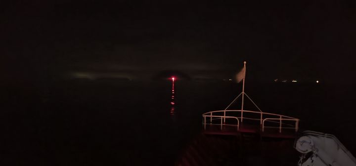 [서울=뉴시스] 사진은 족도등대 야간 점등(홍색) 모습. 2026.02.12. (사진=해양수산부 제공) photo@newsis.com *재판매 및 DB 금지