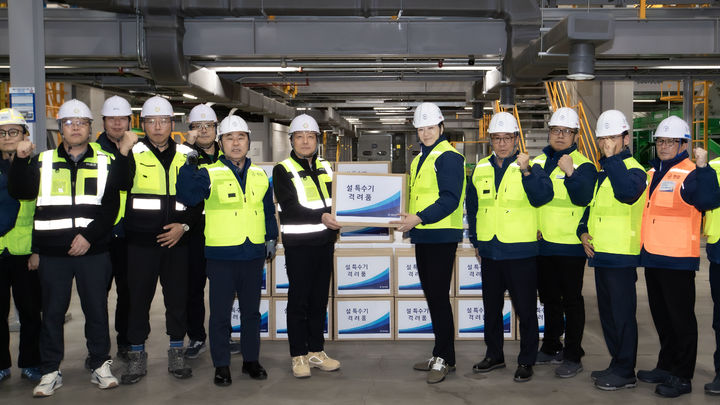 [서울=뉴시스] 노삼석 ㈜한진 대표이사 사장(앞줄 왼쪽 네 번째)과 조현민 사장(앞줄 오른쪽 다섯 번째)이 지난 6일 대전메가허브 터미널을 방문해 직원들에게 격려품을 전달하고 있다. (사진=㈜한진 제공) 2026.2.12. photo@newsis.com *재판매 및 DB 금지