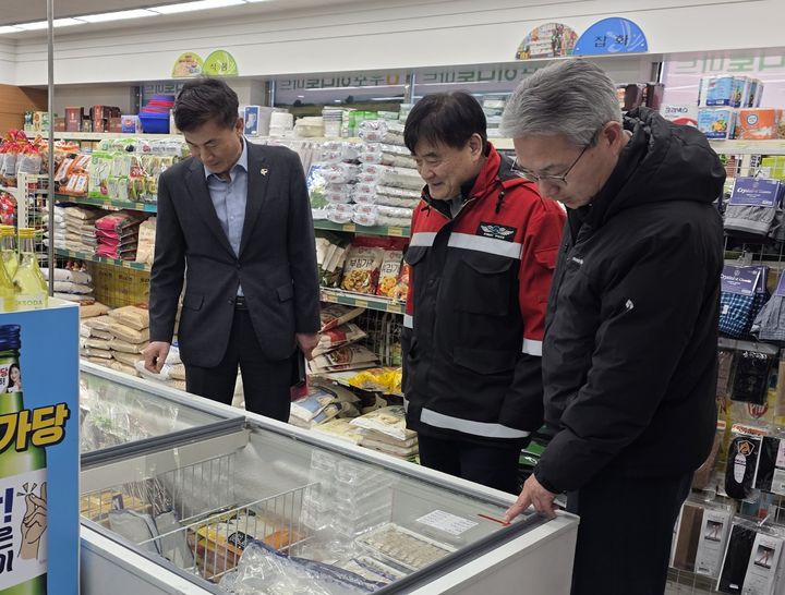 [창녕=뉴시스] 신종우 경남도 물가책임관과 심상철 부군수가 대합면 마트에서 설 명절 전 물가 현장점검을 하고 있다. (사진= 창녕군 제공) 2026.02.12. photo@newsis.com *재판매 및 DB 금지