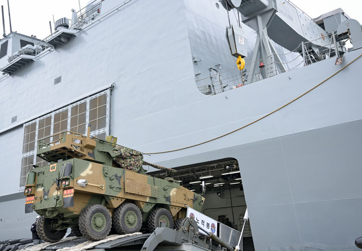 [서울=뉴시스] 해군·해병대 코브라골드 훈련전대가 12일 출항에 앞서 지난 10일 해군 부산작전기지에서 해군 상륙함 노적봉함(LST-Ⅱ·4900t급)에 해병대 차륜형대공포 '천호'(K-30W)를 탑재하고 있다. (사진=해군 제공) 2026.02.12. photo@newsis.com *재판매 및 DB 금지