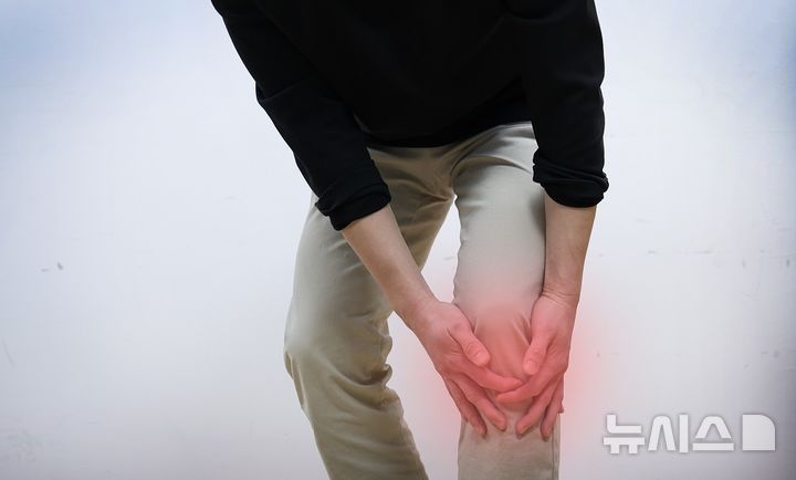 [서울=뉴시스] 하지불안증후군은 가만히 앉아 있거나 누워 있을 때 다리에 불쾌한 감각이 나타나고, 다리를 움직이고 싶은 충동이 동반되는 신경계 질환이다. (사진= 고대안암병원 제공)&nbsp; 