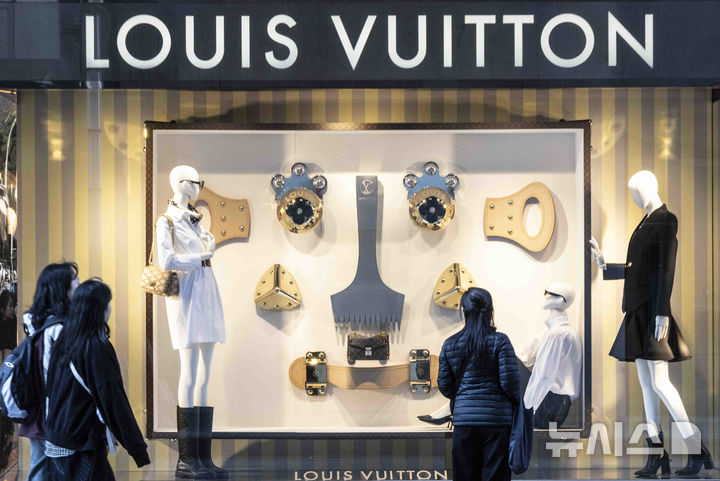 [서울=뉴시스] 김근수 기자 =서울 시내의 한 백화점 루이비통 매장 앞으로 시민이 지나가고 있다. 2025.04.15. ks@newsis.com