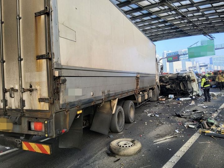 경부고속도로 동탄방음터널서 차량 8대 추돌…9명 부상