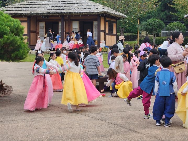[창원=뉴시스] 강경국 기자 = 경남 창원시 단감테마공원 설날맞이 행사. (사진=창원시청 제공). 2026.02.12. photo@newsis.com *재판매 및 DB 금지