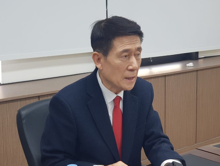 [대구=뉴시스] 정창오 기자=6·3 지방선거의 경북지사 선거에 출마한 이강덕 전 포항시장이 12일 오전 국민의힘 경북도당에서 기자간담회를 열고 있다. 2026.02.12 jco@newsis.com