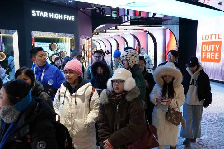 [서울=뉴시스] 롯데면세점(대표이사 김동하)이 춘절 기간 외국인 자유여행객(FIT)을 위한 프로모션을 전개하는 등 외국인 관광객 맞이에 전력을 다하고 있다고 12일 밝혔다.(사진=롯데면세점 제공) *재판매 및 DB 금지