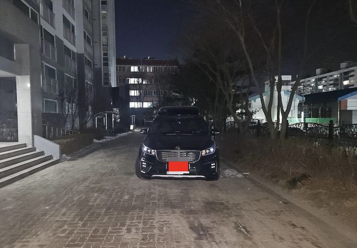 "소방도로에 떡하니 주차"…아파트 현관 앞 검은색 승합차 '시끌'