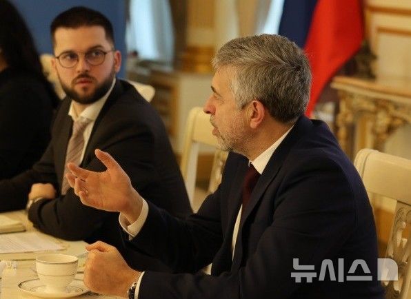 [서울=뉴시스] 게오르기 지노비예프 주한 러시아 대사가 11일 서울 중구 주한러시아대사관에서 '러시아 외교관의 날(2월 10일)'을 맞아 뉴시스 등 한국 언론들과 간담회를 하고 있다. 2026.02.11.