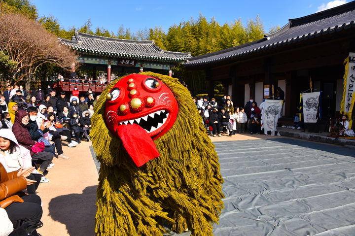 [창원=뉴시스] 강경국 기자 = 경남 창원시 의창구 창원의집 세시민속놀이. (사진=창원시청 제공). 2026.02.12. photo@newsis.com *재판매 및 DB 금지