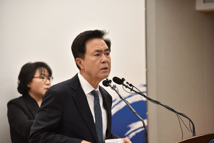 [홍성=뉴시스] 김태흠 충남지사 기자회견 모습. *재판매 및 DB 금지