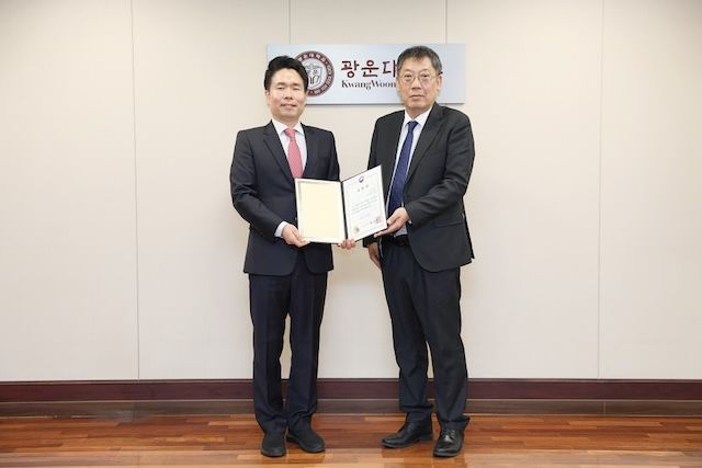 [서울=뉴시스] 류지호(왼쪽) 교수지원팀 과장과 윤도영 광운대 총장이 표창 전달식에서 기념 촬영을 하고 있다. (사진=광운대 제공) 2026.02.12. photo@newsis.com *재판매 및 DB 금지