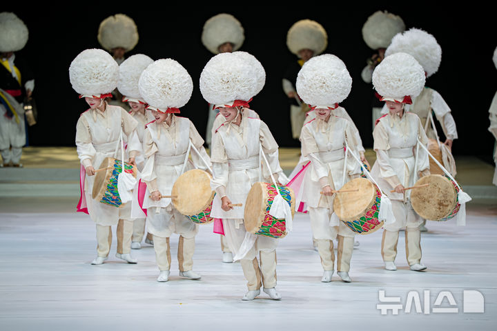 [서울=뉴시스]'설날音食'의 금회북춤 공연. (사진=국립부산국악원 제공)