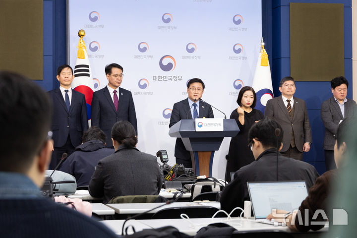 [세종=뉴시스]김성환 기후에너지환경부 장관은 12일 오전 정부서울청사에서 수도권 3개 시도와 직매립금지 제도의 안정적 이행 방안을 논의한 뒤 브리핑을 개최했다.(사진=기후부 제공)