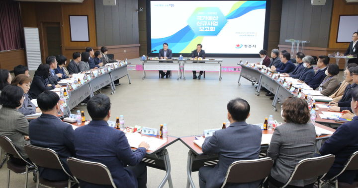 [정읍=뉴시스] 지난 11일 열린 정읍시의 2027~2028 정부예산 신규사업 보고회, 이학수 시장이 예산 확보의 선제적 대응을 주문하고 있다. *재판매 및 DB 금지