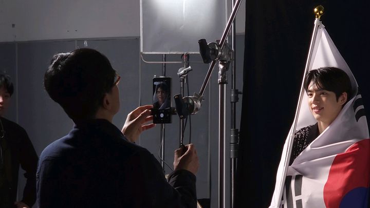 [서울=뉴시스] 갤럭시 S25 울트라로 피겨 국가대표 차준환의 공식 프로필을 촬영하는 모습. (사진=대한체육회 제공). 2026.02.12. *재판매 및 DB 금지