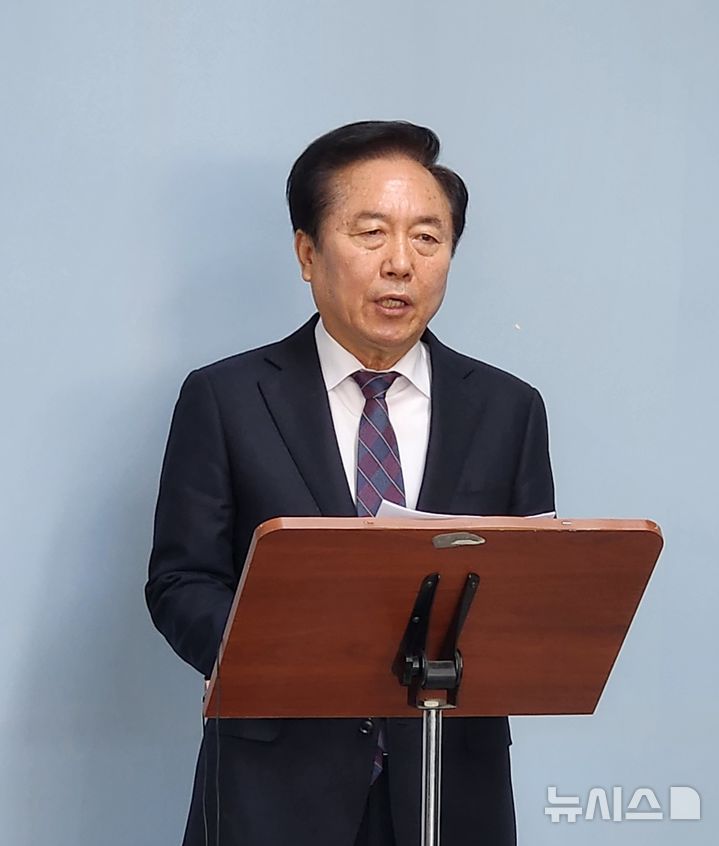  [안동=뉴시스] 김진호 기자 = 권기창 안동시장이 12일 시청 브리핑룸에서 기자회견을 갖고 최근 불거진 '공무원 고발사주 의혹' 등에 대해 해명하고 있다. 2026.02.12. kjh9326@newsis.com