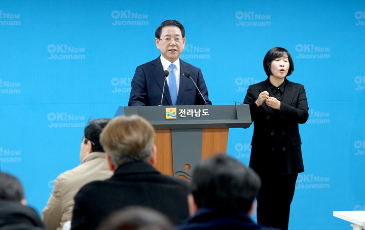 [무안=뉴시스] 김영록 전남도지사가 12일 도청 브리핑룸에서 400만 전남광주통합특별시 실현을 위한 전남·광주 3+1축 산업 대부흥 비전을 발표하고 있다. (사진=전남도 제공) 2026.02.12. photo@newsis.com *재판매 및 DB 금지