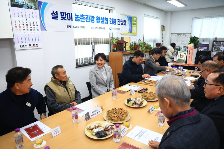 [연천=뉴시스] 송미령 농림축산식품부 장관은 12일 설 연휴를 앞두고 농촌체험휴양마을을 찾아 농촌관광 준비 상황을 점검하고 합리적인 숙박요금 준수와 안전 관리를 당부했다. (사진 = 농식품부 제공) 2026.02.12. *재판매 및 DB 금지