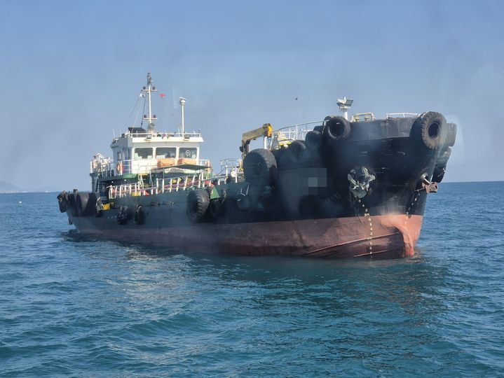 293t 운반선과 충돌한 2.99t 어선 '전복'…80대 선장 사망