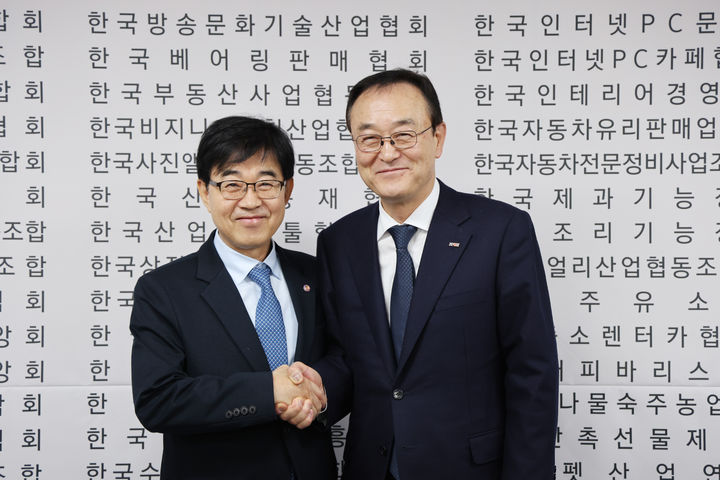 [서울=뉴시스] 인태연(왼쪽) 소상공인시장진흥공단 이사장과 송치영 소상공인연합회 회장. (사진=소상공인연합회 제공) 2026.02.12. photo@newsis.com *재판매 및 DB 금지