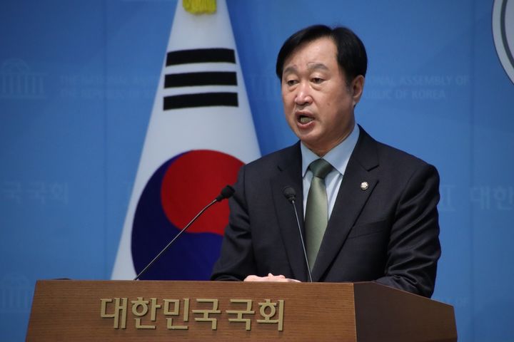 [서울=뉴시스] 더불어민주당 김준혁 국회의원이 12일 국회 소통관에서 2027학년도 의대 정원 증원 관련 경기남부 응급의료 인력 재배분을 촉구하는 기자회견을 하고 있다. (사진=의원실 제공) 2026.02.12. photo@newsis.com *재판매 및 DB 금지