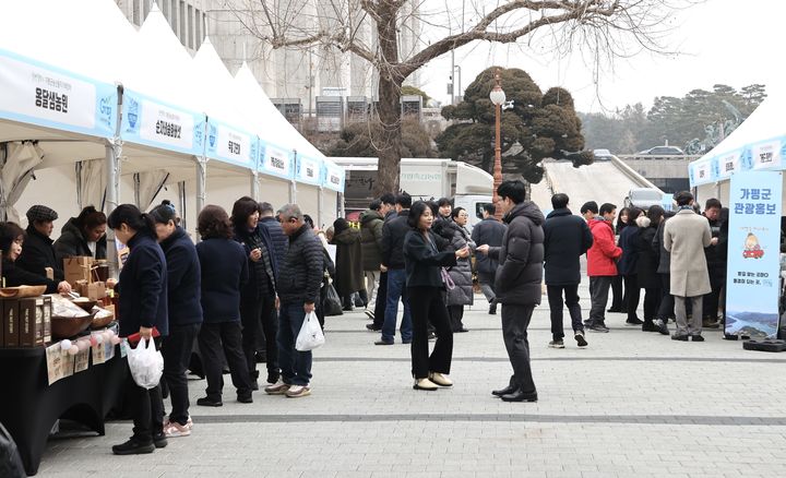 국회 소통관 앞에서 열린 가평군 농특산물 직거래행사. (사진=가평군 제공) photo@newsis.com *재판매 및 DB 금지