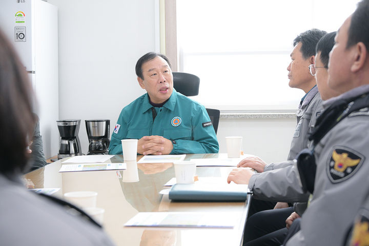 [세종=뉴시스] 근무자 격려하는 최민호 세종시장.(사진=세종시).2026.02.12.photo@newsis.com. *재판매 및 DB 금지