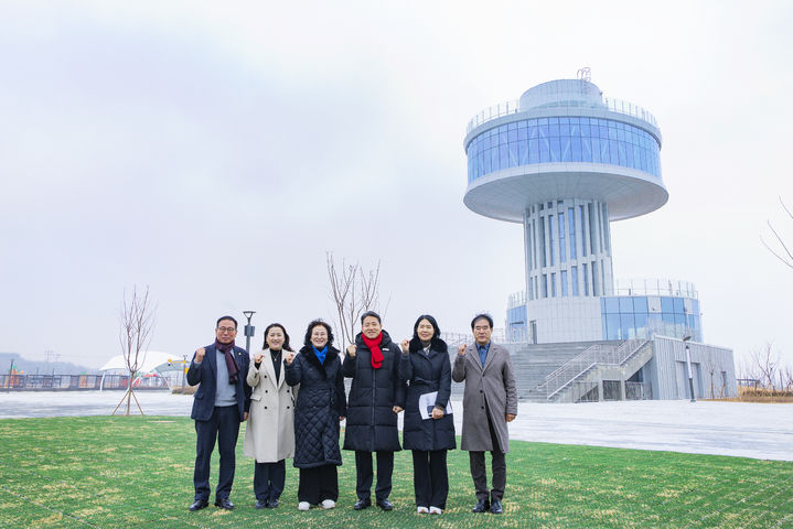 [화성=뉴시스]화성시의회 경제환경위원회가 11일 에코팜랜드 시설 점검을 하고 기념촬영을 하고 있다.(사진=화성시의회 제공02026.02.12.photo@newsis.com *재판매 및 DB 금지